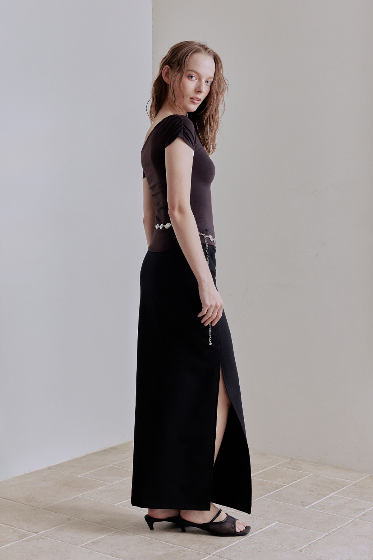 애프터아워즈(AFTERHOURS) UNBALANCED ONE-SHOULDER TOP (DARK BROWN)
