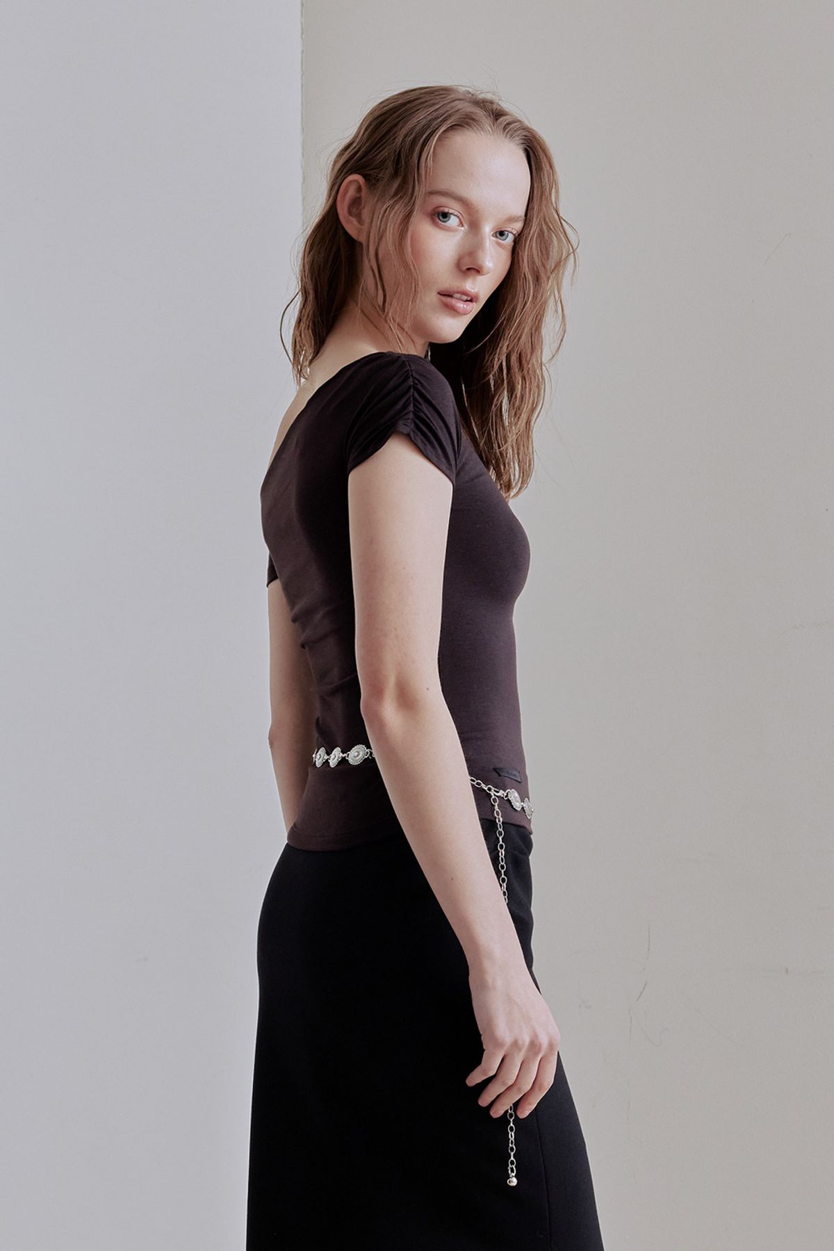 애프터아워즈(AFTERHOURS) UNBALANCED ONE-SHOULDER TOP (DARK BROWN)