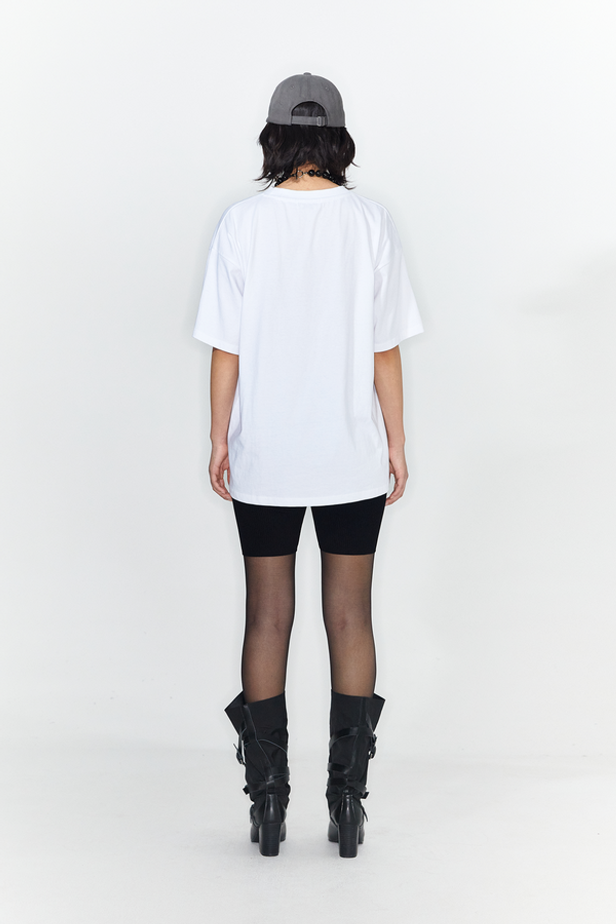 다이닛(DEINET) CRESCENDO GRAPHICS T-SHIRT IN WHITE