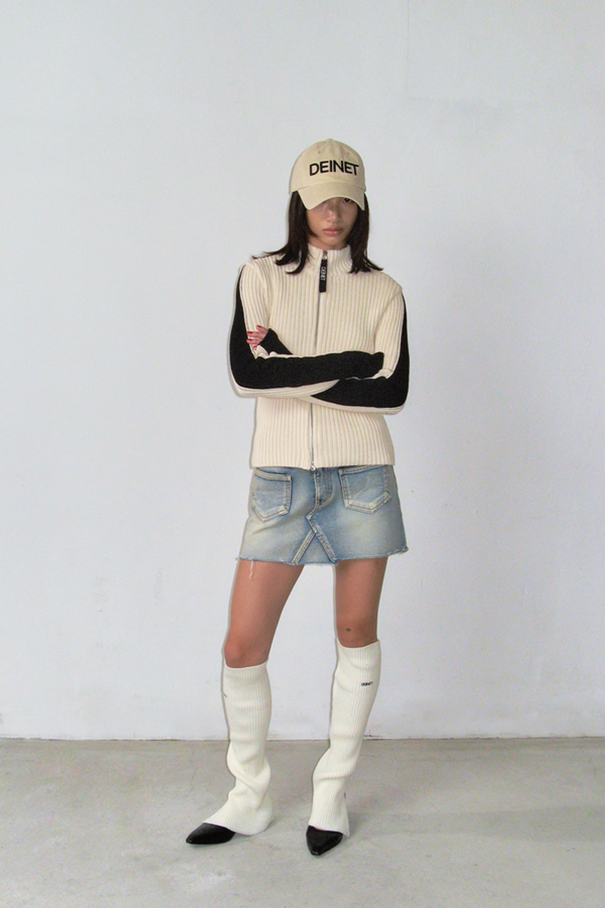 다이닛(DEINET) DEINET LOGO CAP IN BEIGE