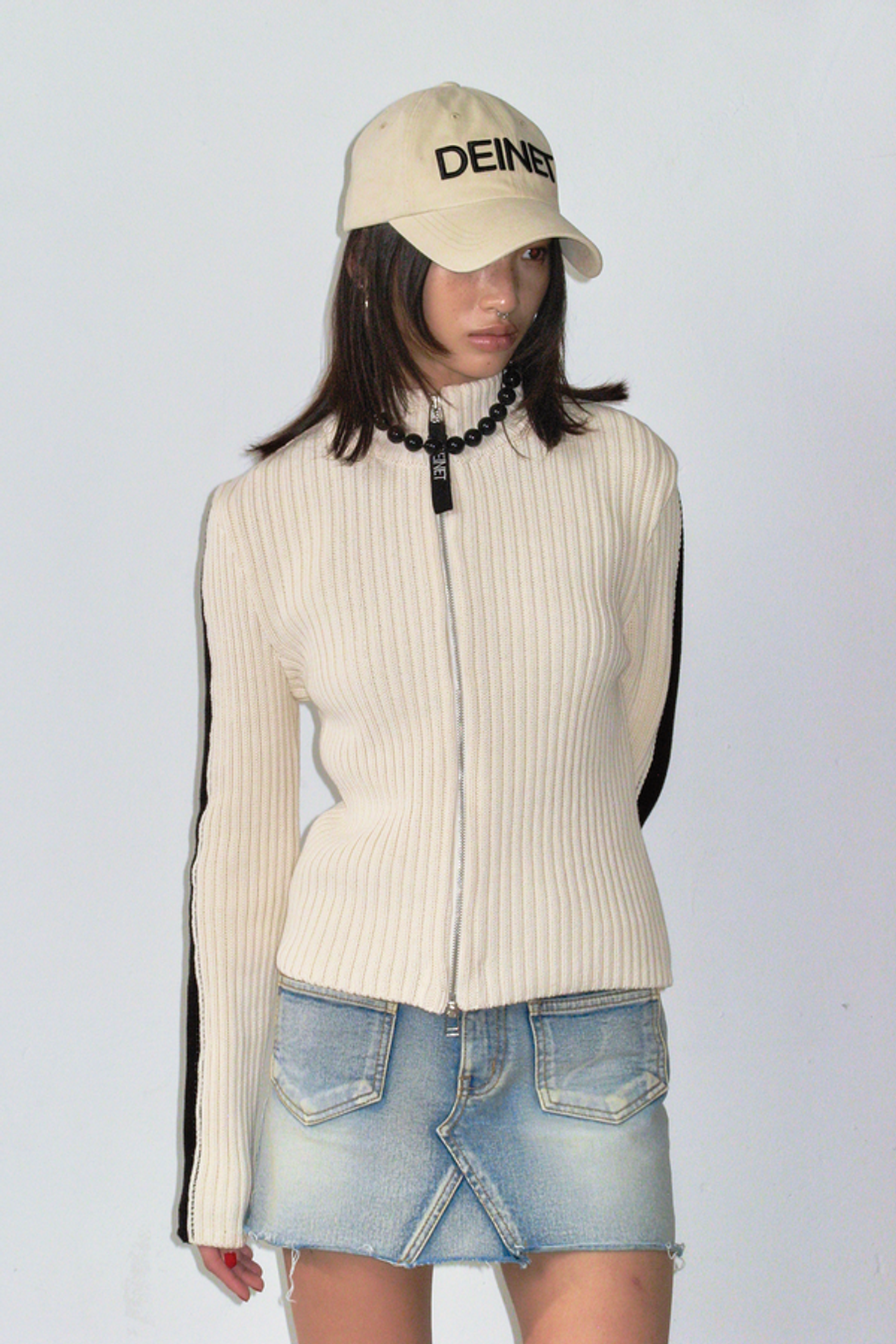 다이닛(DEINET) DEINET LOGO CAP IN BEIGE