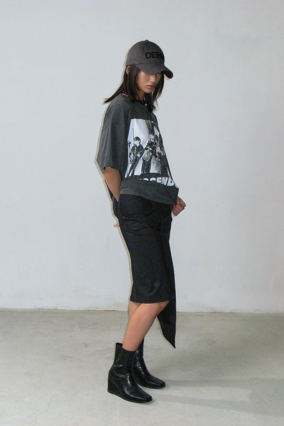 다이닛(DEINET) DEINET LOGO CAP IN CHARCOAL