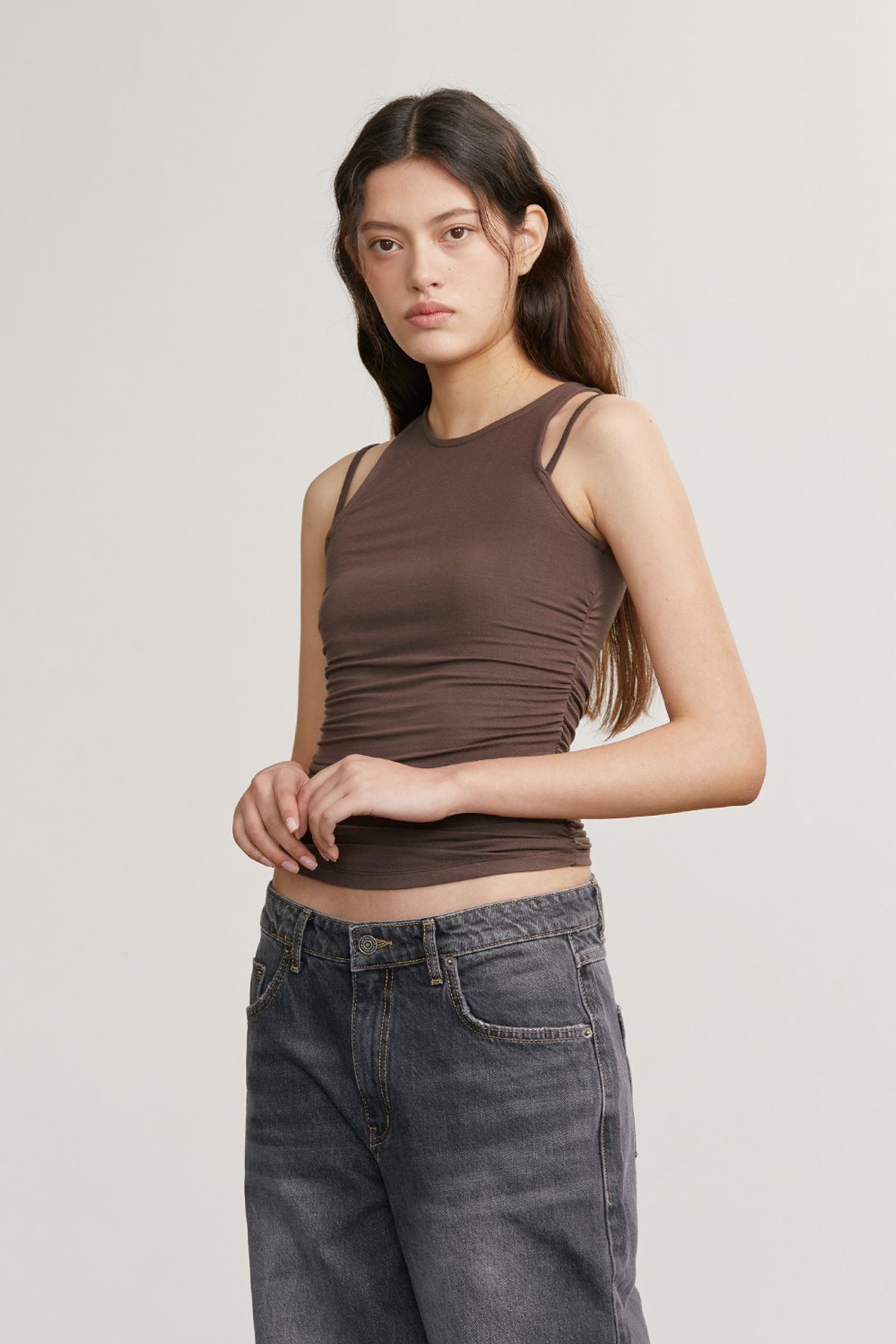애프터아워즈(AFTERHOURS) SHIRRING STRAP SLEEVELESS TOP (BROWN)