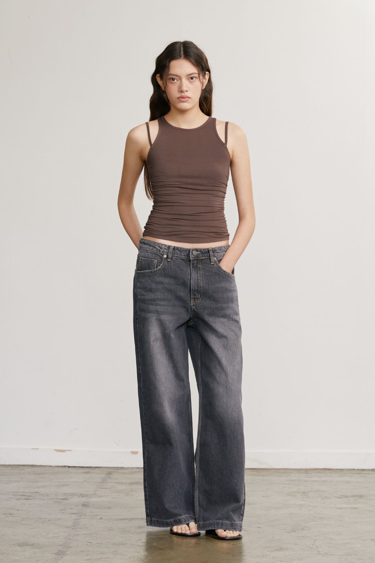 애프터아워즈(AFTERHOURS) SHIRRING STRAP SLEEVELESS TOP (BROWN)