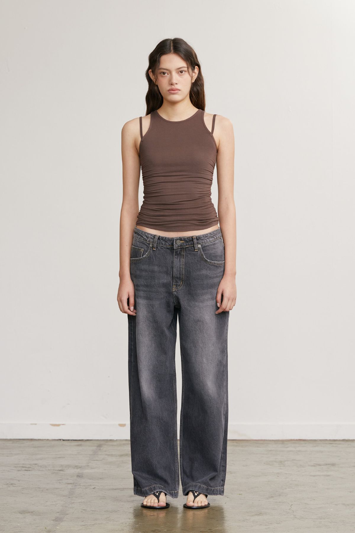 애프터아워즈(AFTERHOURS) SHIRRING STRAP SLEEVELESS TOP (BROWN)