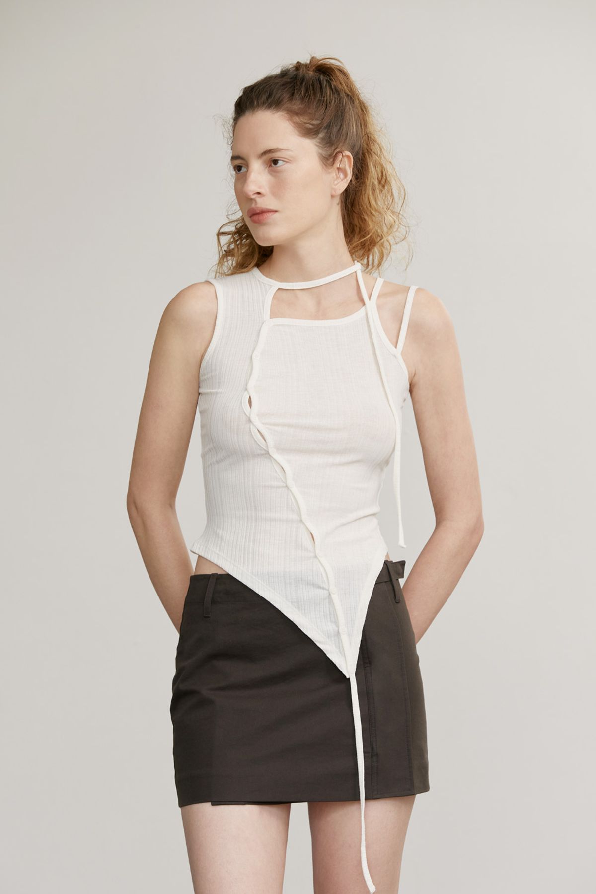 애프터아워즈(AFTERHOURS) ASYMMETRIC NECKLINE SLEEVELESS TOP (CREAM)