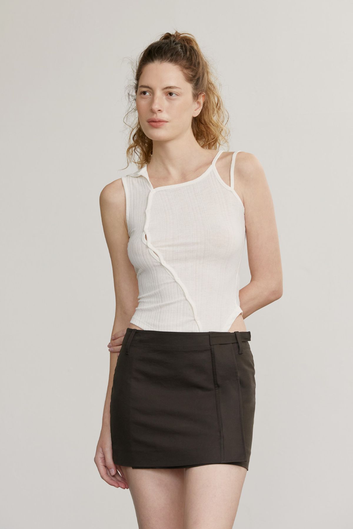 애프터아워즈(AFTERHOURS) ASYMMETRIC NECKLINE SLEEVELESS TOP (CREAM)