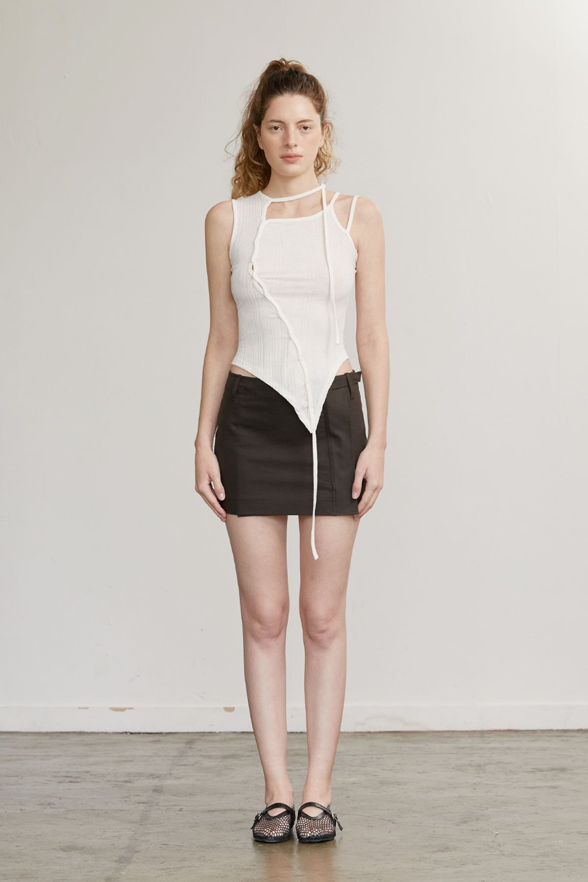 애프터아워즈(AFTERHOURS) ASYMMETRIC NECKLINE SLEEVELESS TOP (CREAM)