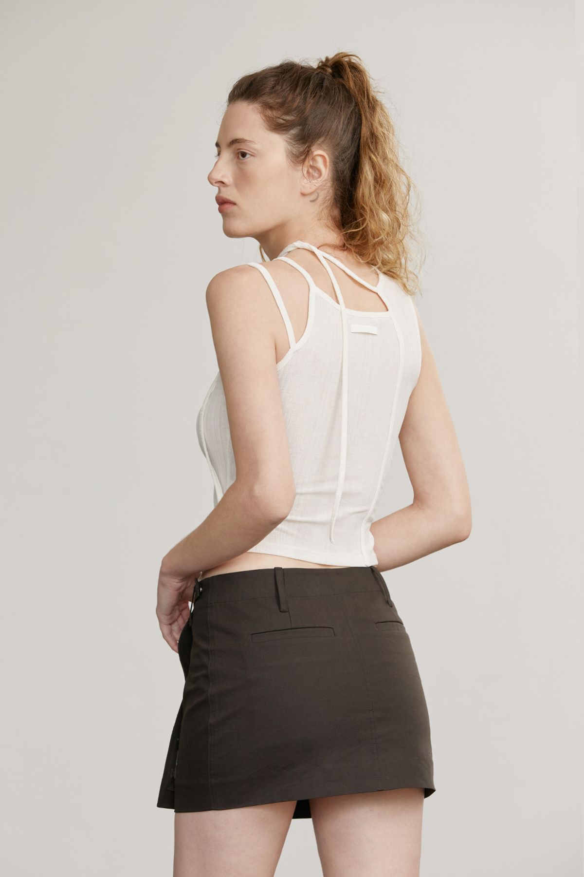 애프터아워즈(AFTERHOURS) ASYMMETRIC NECKLINE SLEEVELESS TOP (CREAM)