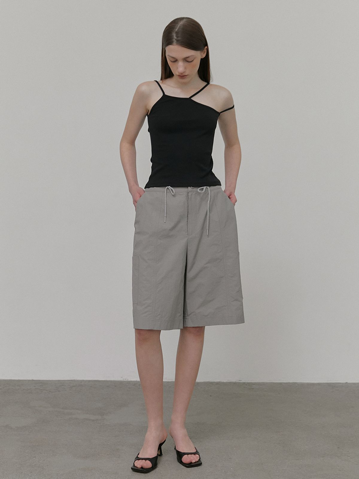 에트몽(ETMON) Unbalanced Strap Sleeveless Top, Black