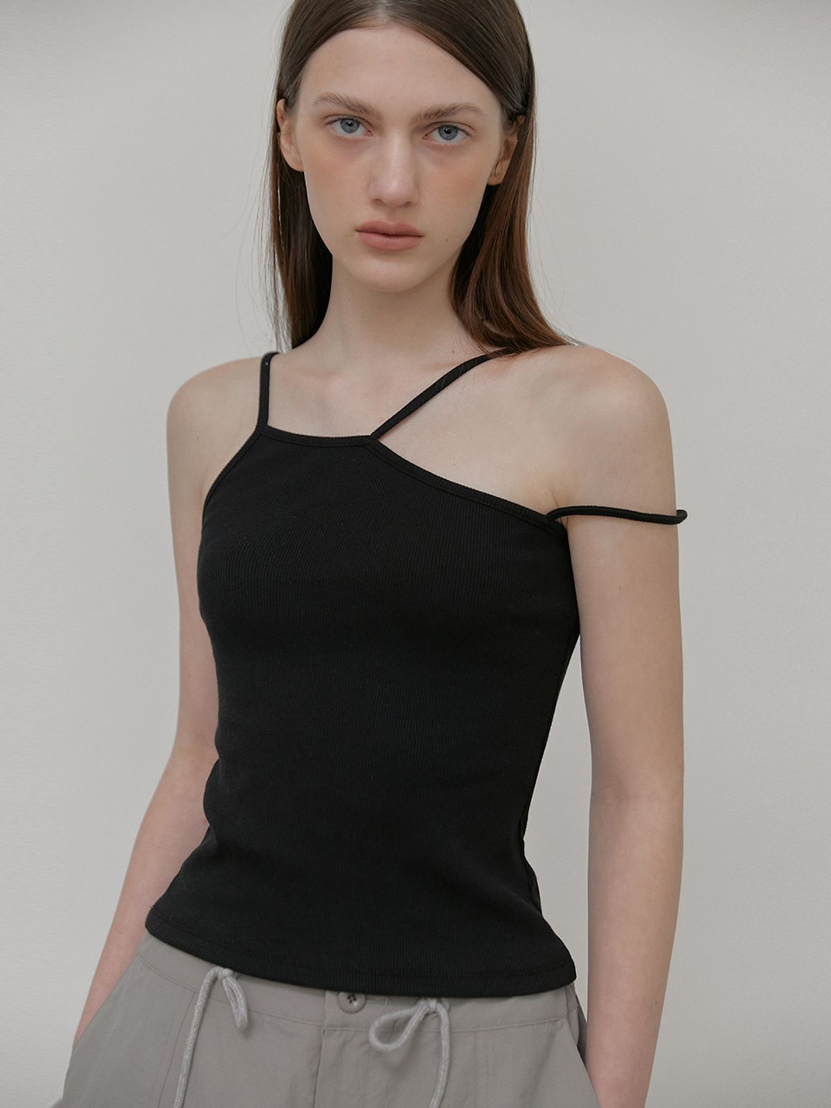 에트몽(ETMON) Unbalanced Strap Sleeveless Top, Black