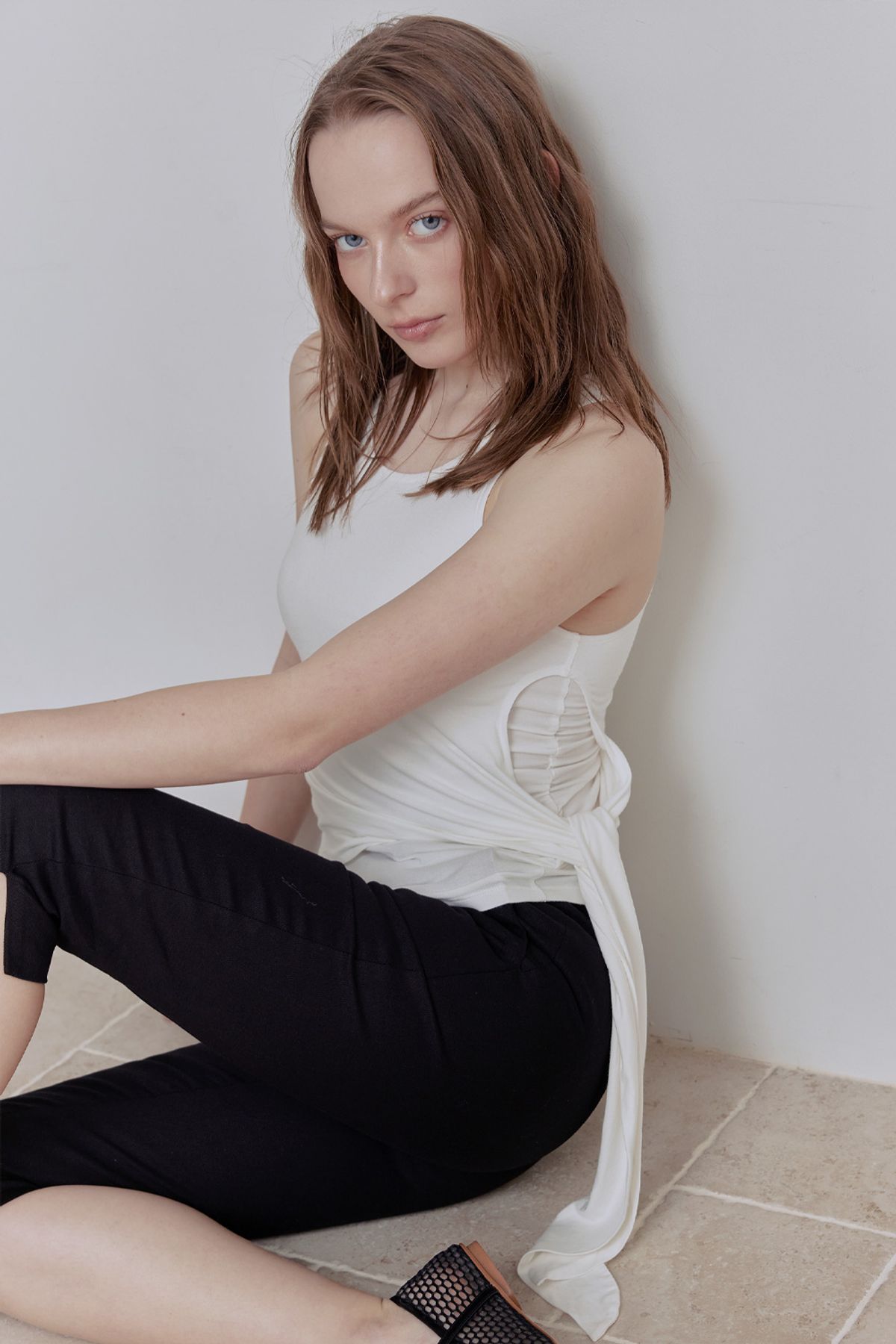 애프터아워즈(AFTERHOURS) KNOTTED SLEEVELESS TOP (IVORY)