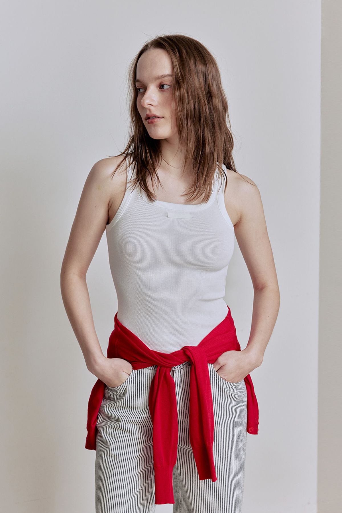 애프터아워즈(AFTERHOURS) SQUARE NECK SLEEVELESS TOP (IVORY)