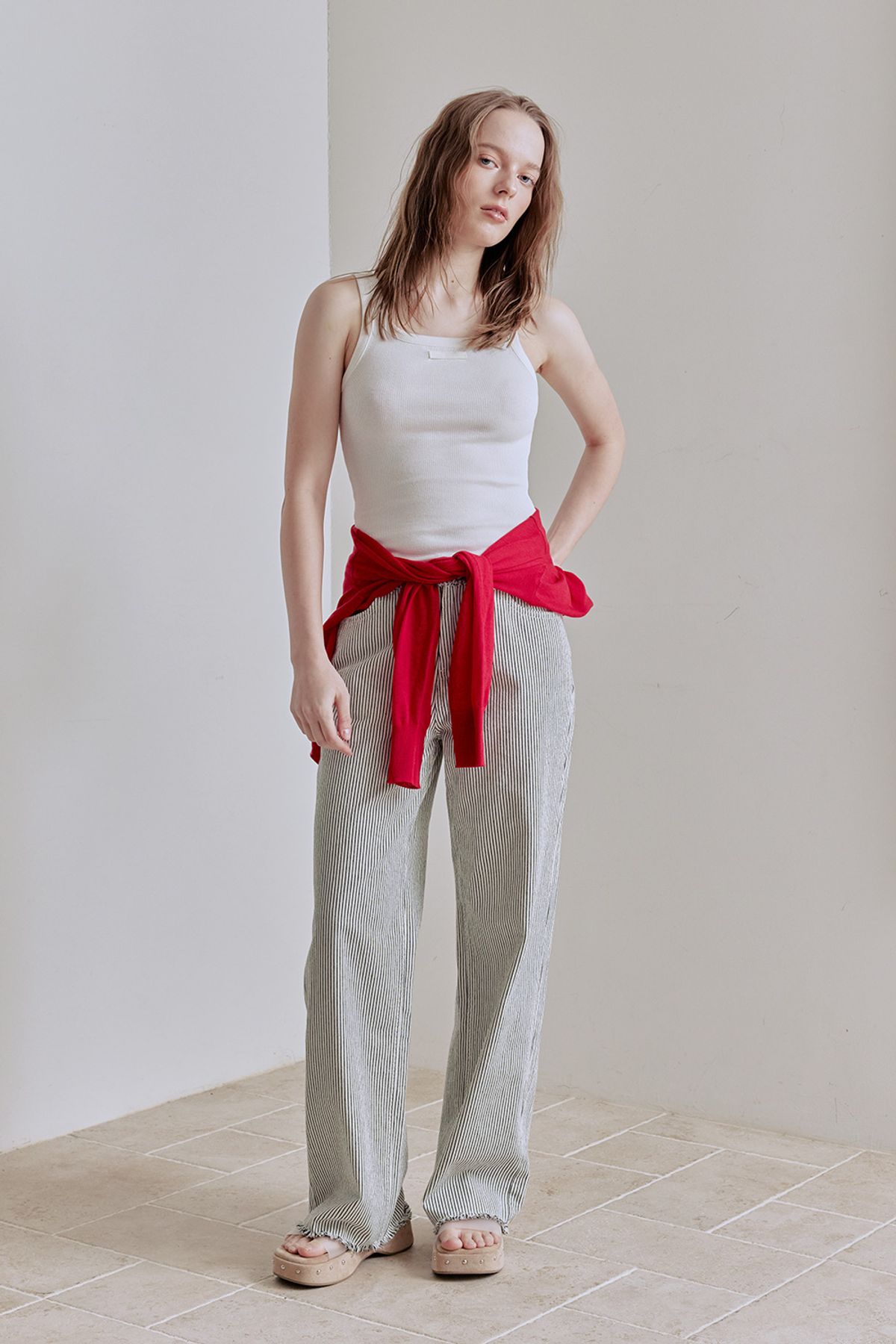 애프터아워즈(AFTERHOURS) SQUARE NECK SLEEVELESS TOP (IVORY)