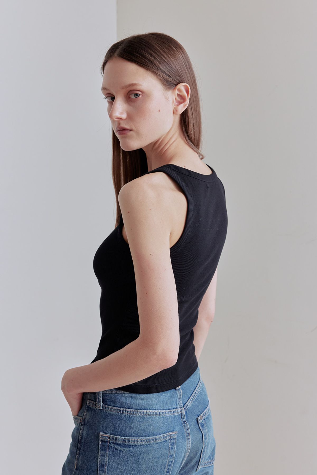 애프터아워즈(AFTERHOURS) SQUARE NECK SLEEVELESS TOP (BLACK)