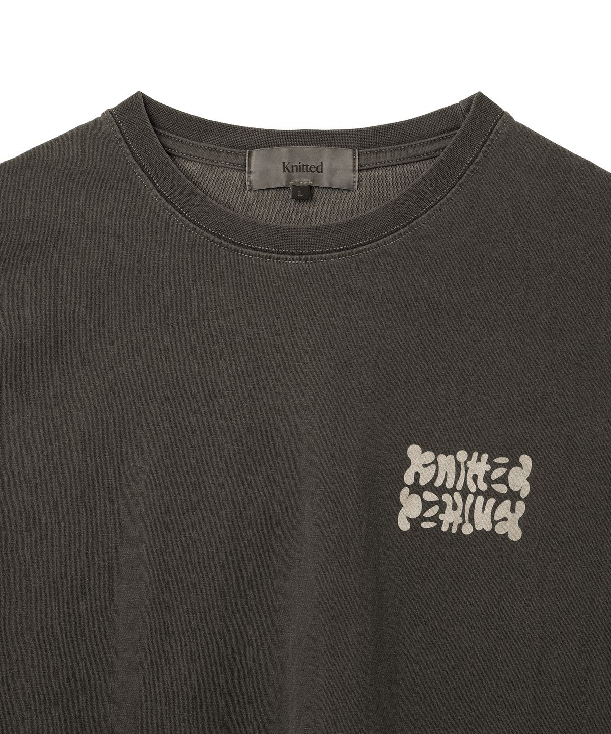 니티드(KNITTED) 피그먼트 쉽 그래픽 티셔츠 WASHING CHARCOAL