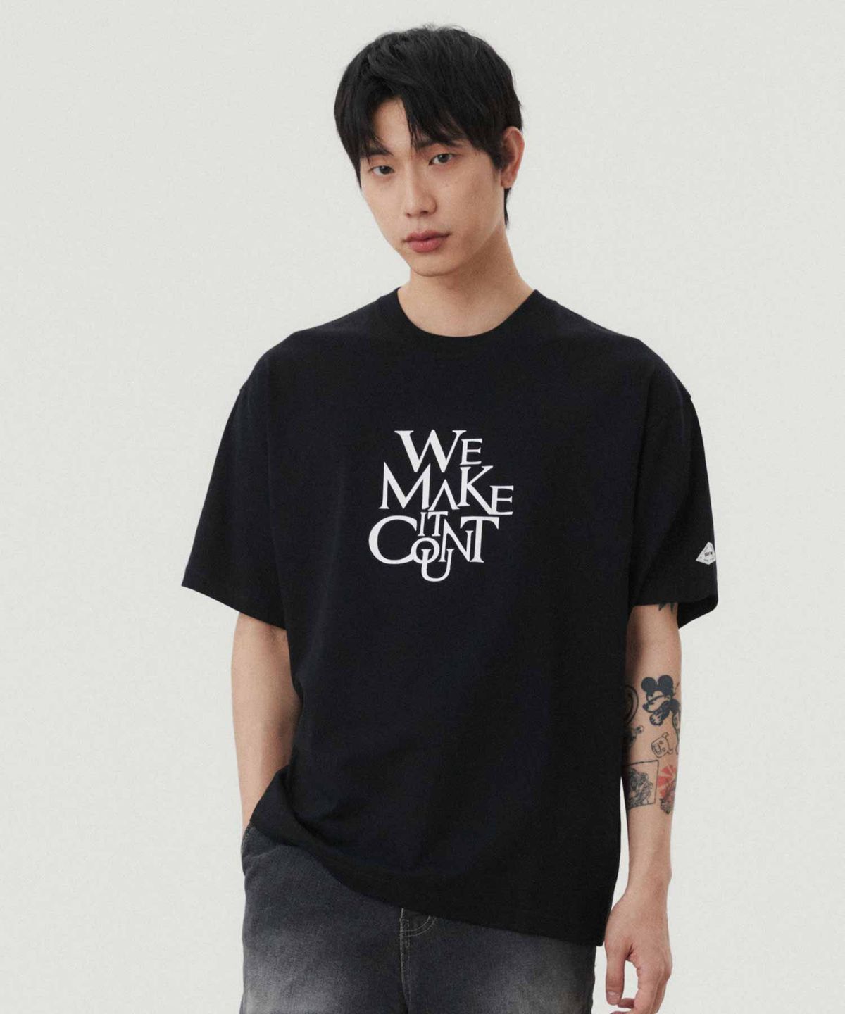 더블유엠씨(WMC) 프렌치 레터링 티셔츠_BLACK