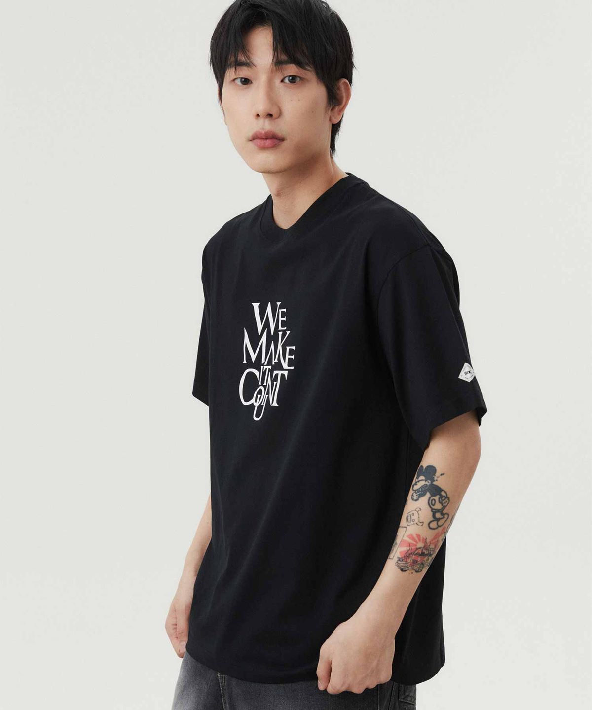 더블유엠씨(WMC) 프렌치 레터링 티셔츠_BLACK