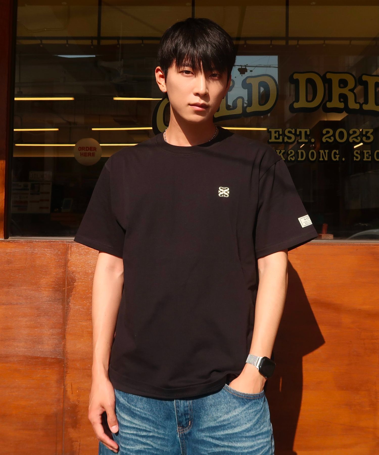 MUSINSA | SATUR Classic Small Logo Short-Sleeved T-Shirt