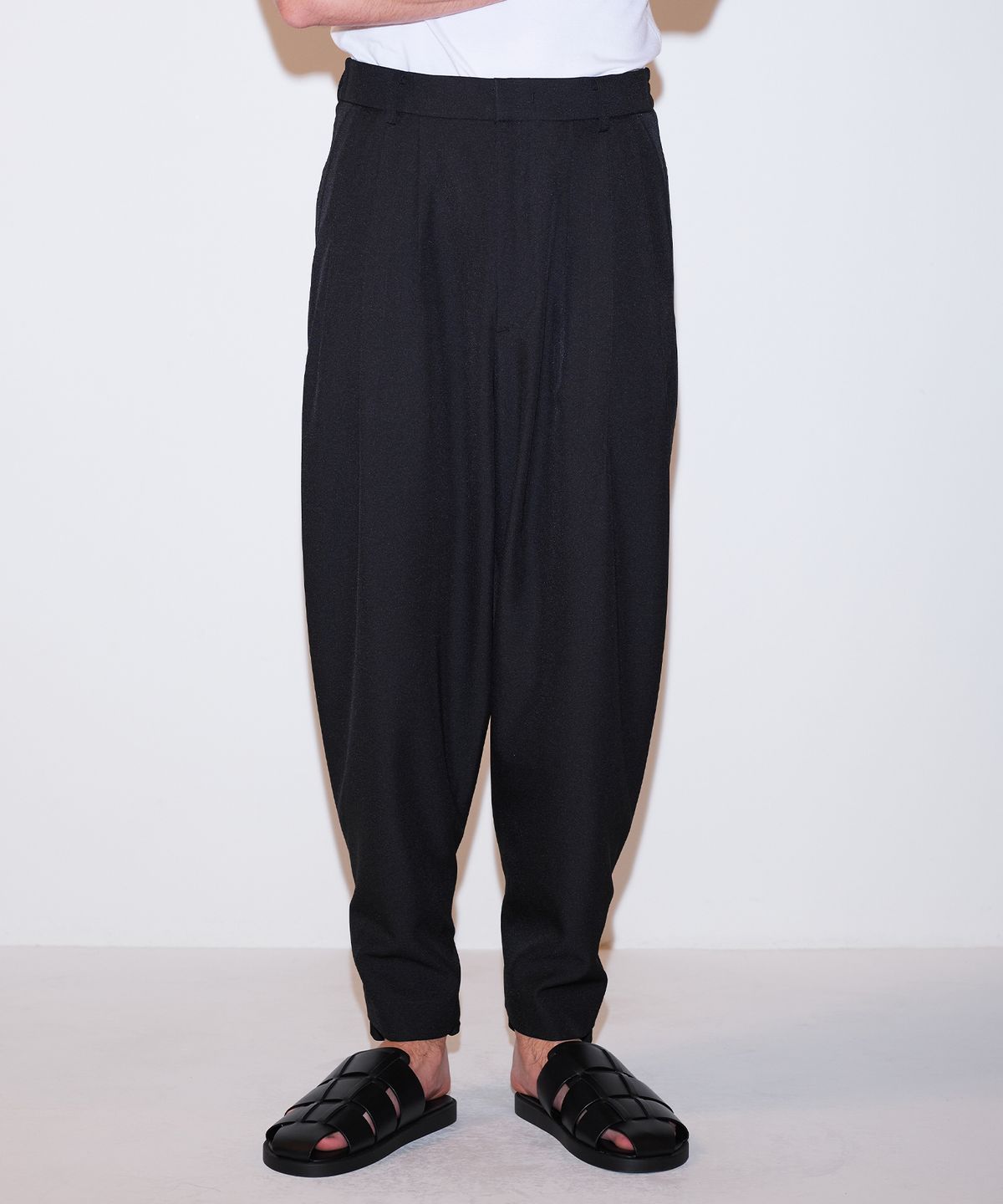 핀스드룩(FINSDRUCK) 3TUCK 2WAY CROPPED BANDING SLACKS(BLACK)