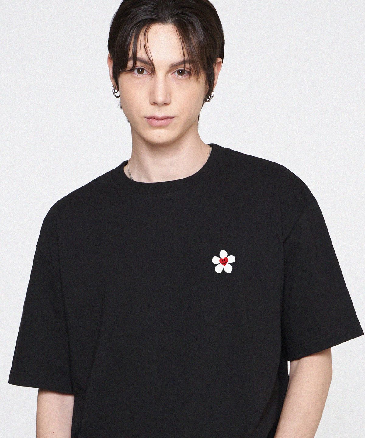 그레이버(GRAVER) [UNISEX]스몰 플라워 하트 반팔티_블랙
