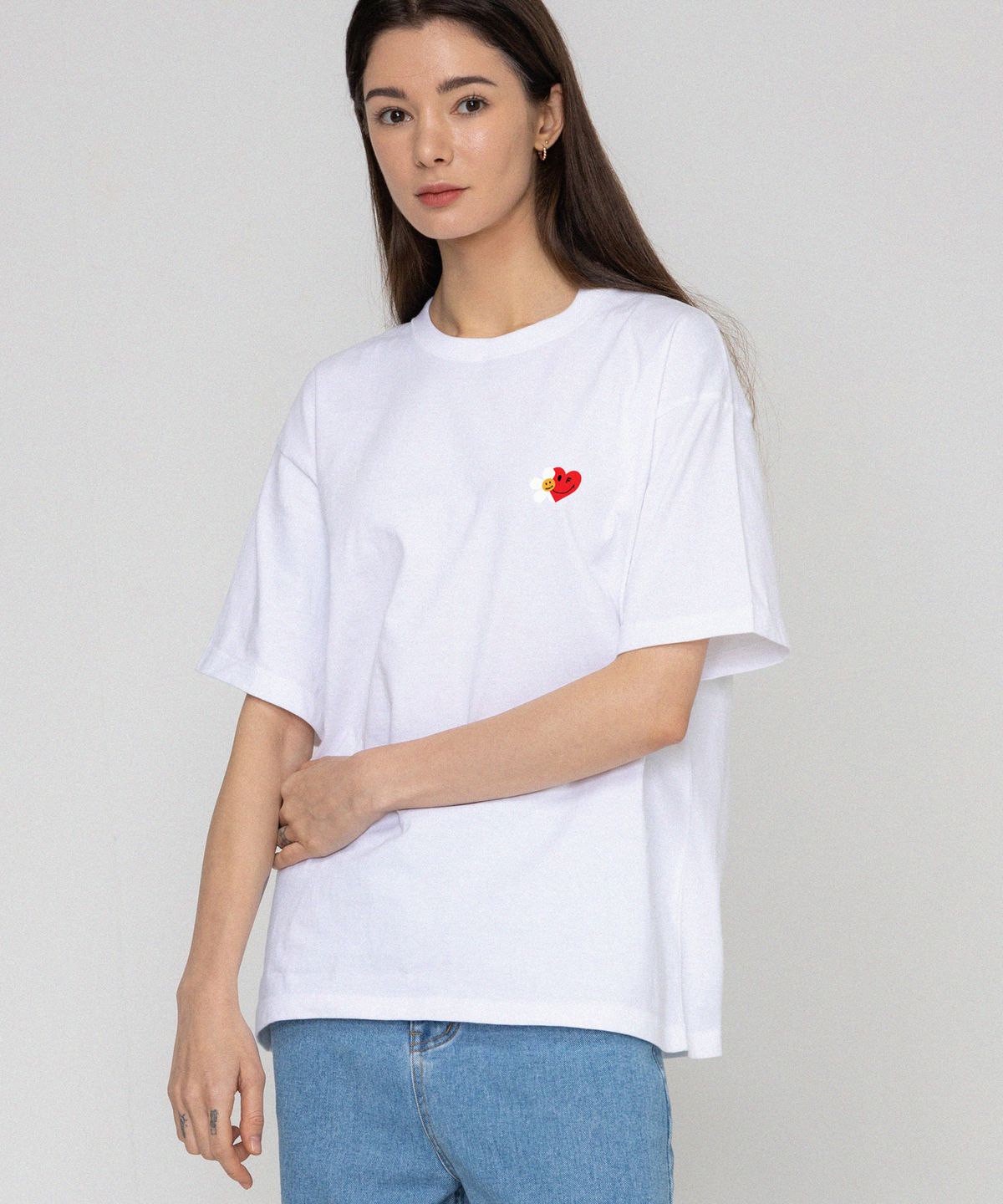 그레이버(GRAVER) [UNISEX]플라워 하트 하프스마일 반팔티_화이트