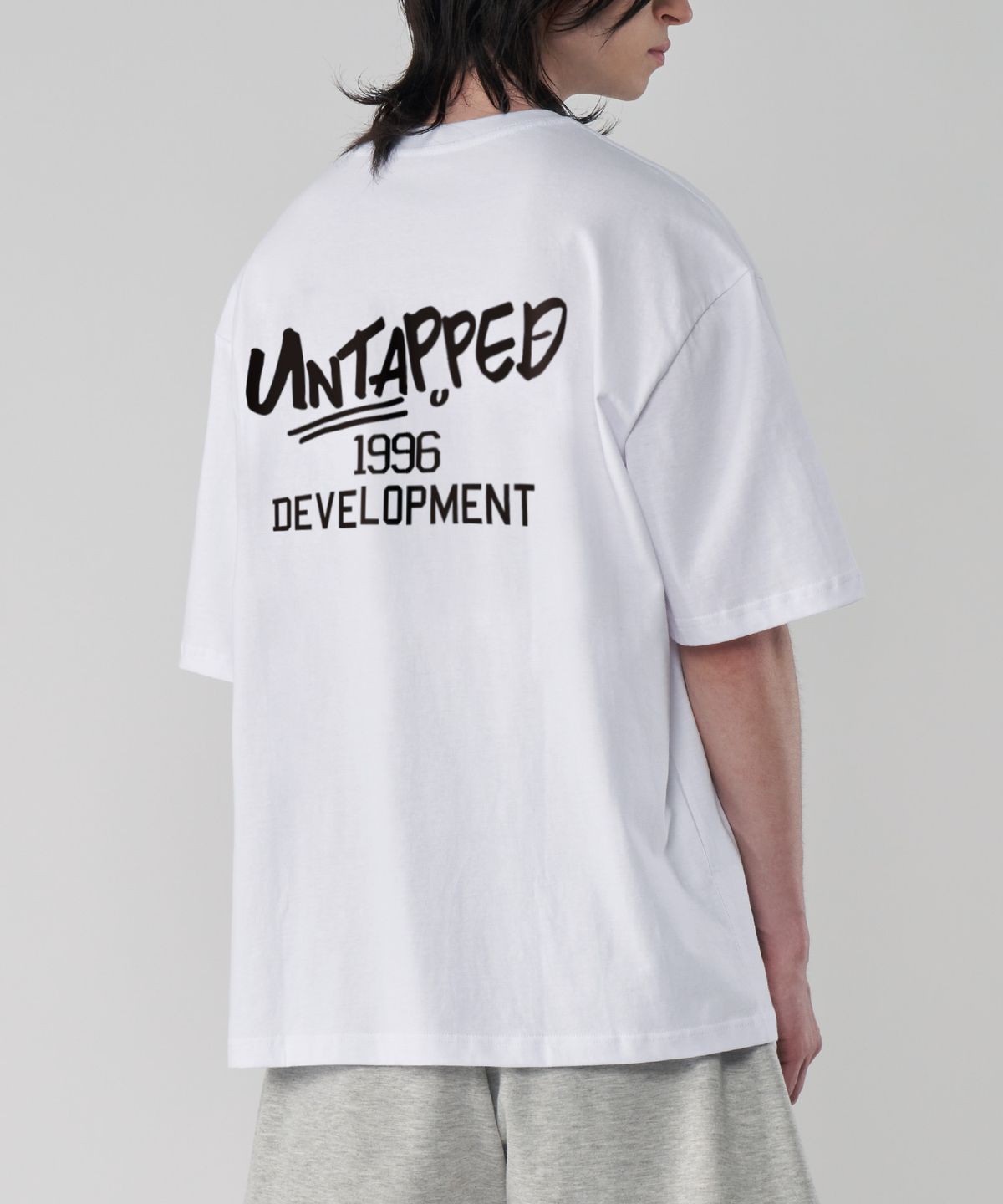 언탭트 스튜디오(UNTAPPED STUDIO) 디벨롭먼트 시그니처 퓨어코튼 빅 오버핏 반팔 티셔츠 2 COLOR