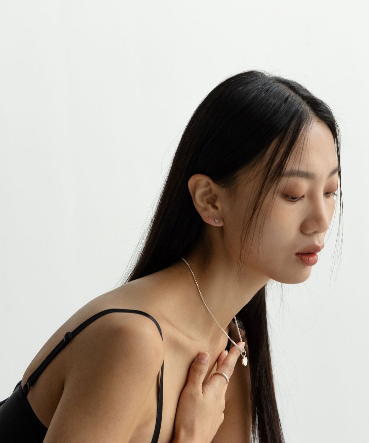 디 아크로매틱(THE ACHROMATIC) 화이트 자개 실버 하트 귀걸이