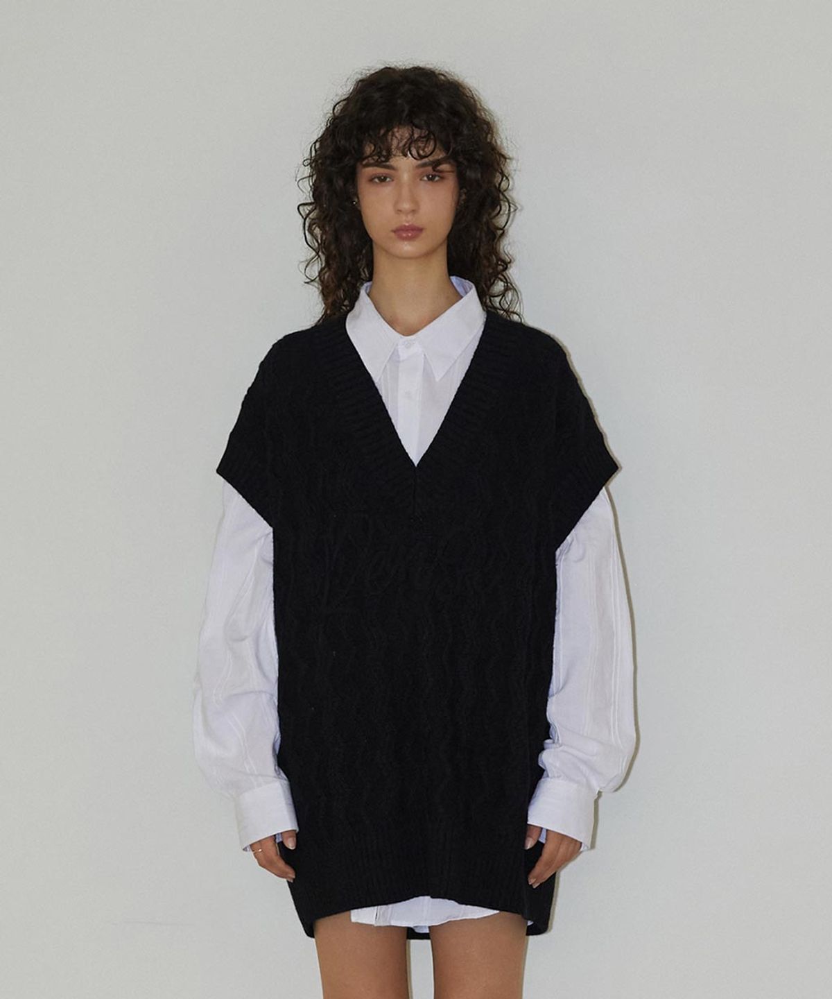 렌세(RENSE) Lettering Cable Over Knit Vest Black