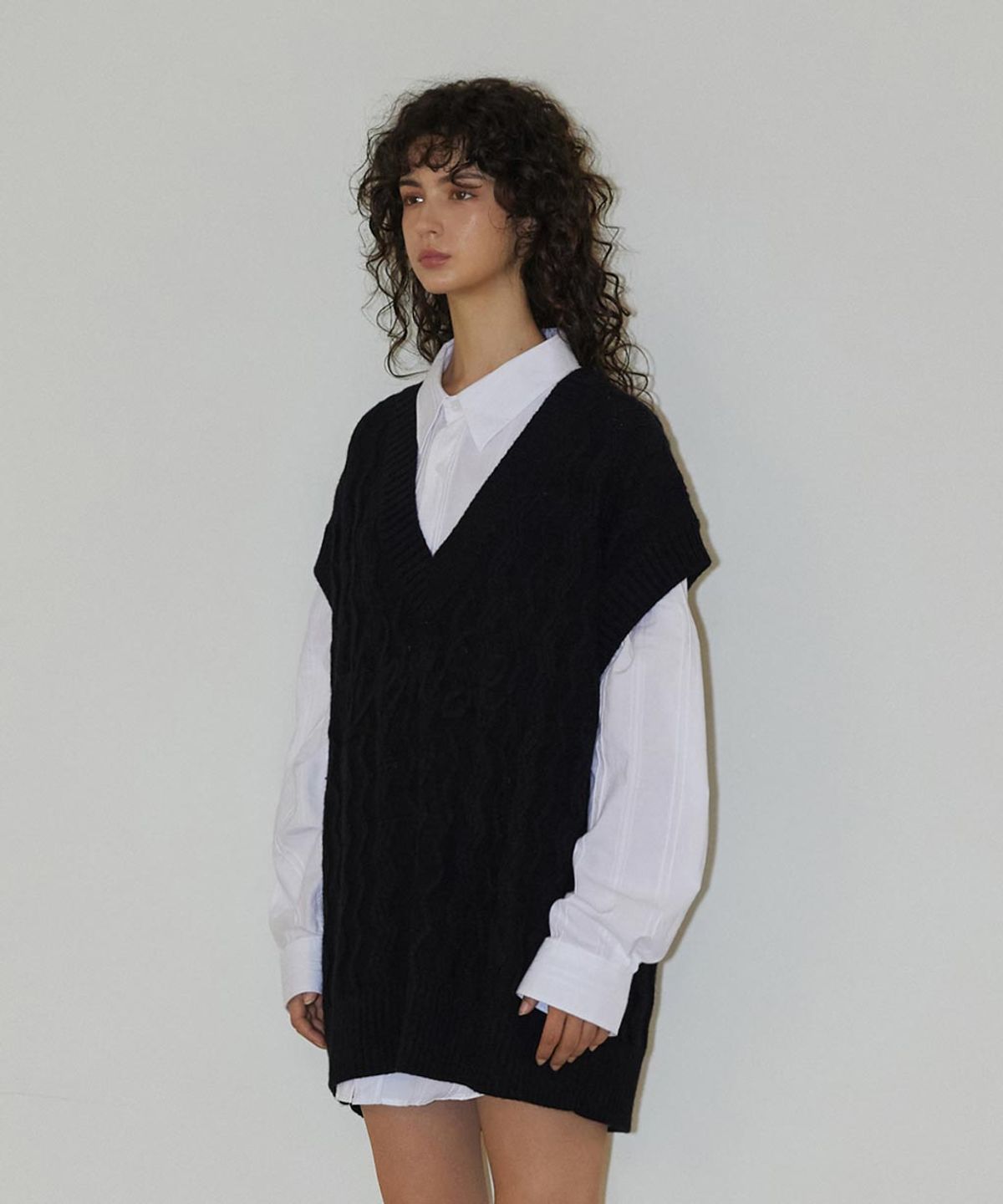 렌세(RENSE) Lettering Cable Over Knit Vest Black