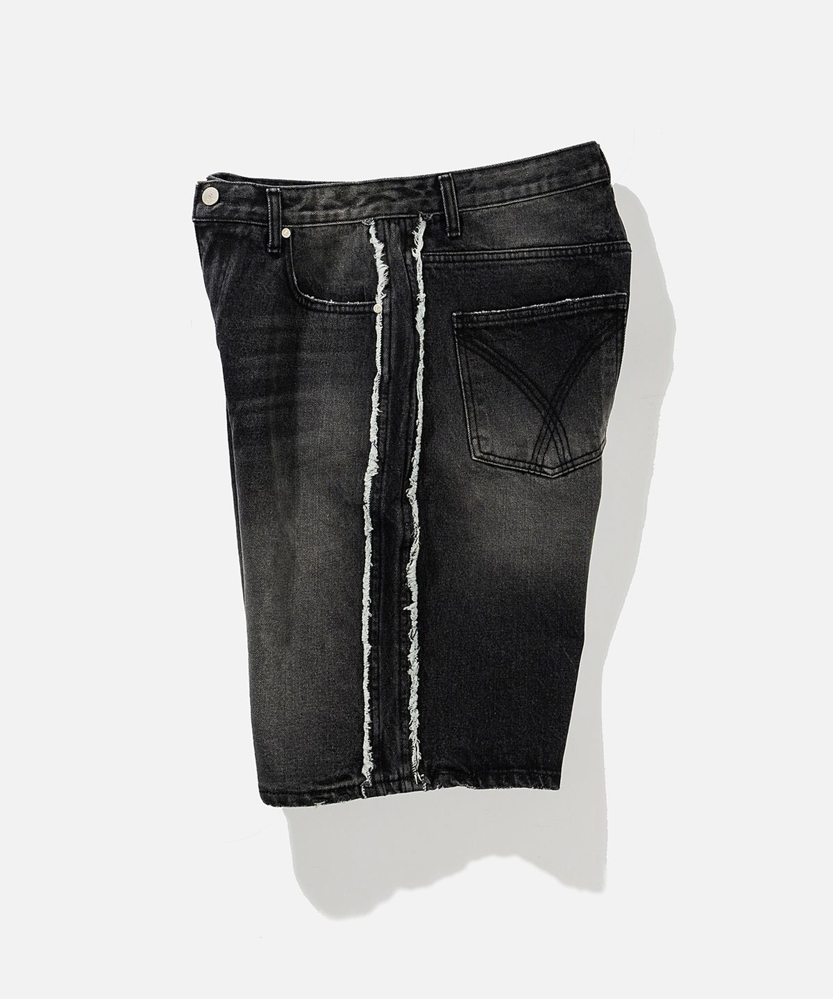 바스틱(VASTIC) 사이드 컷 오프 데님 하프 팬츠_블랙
