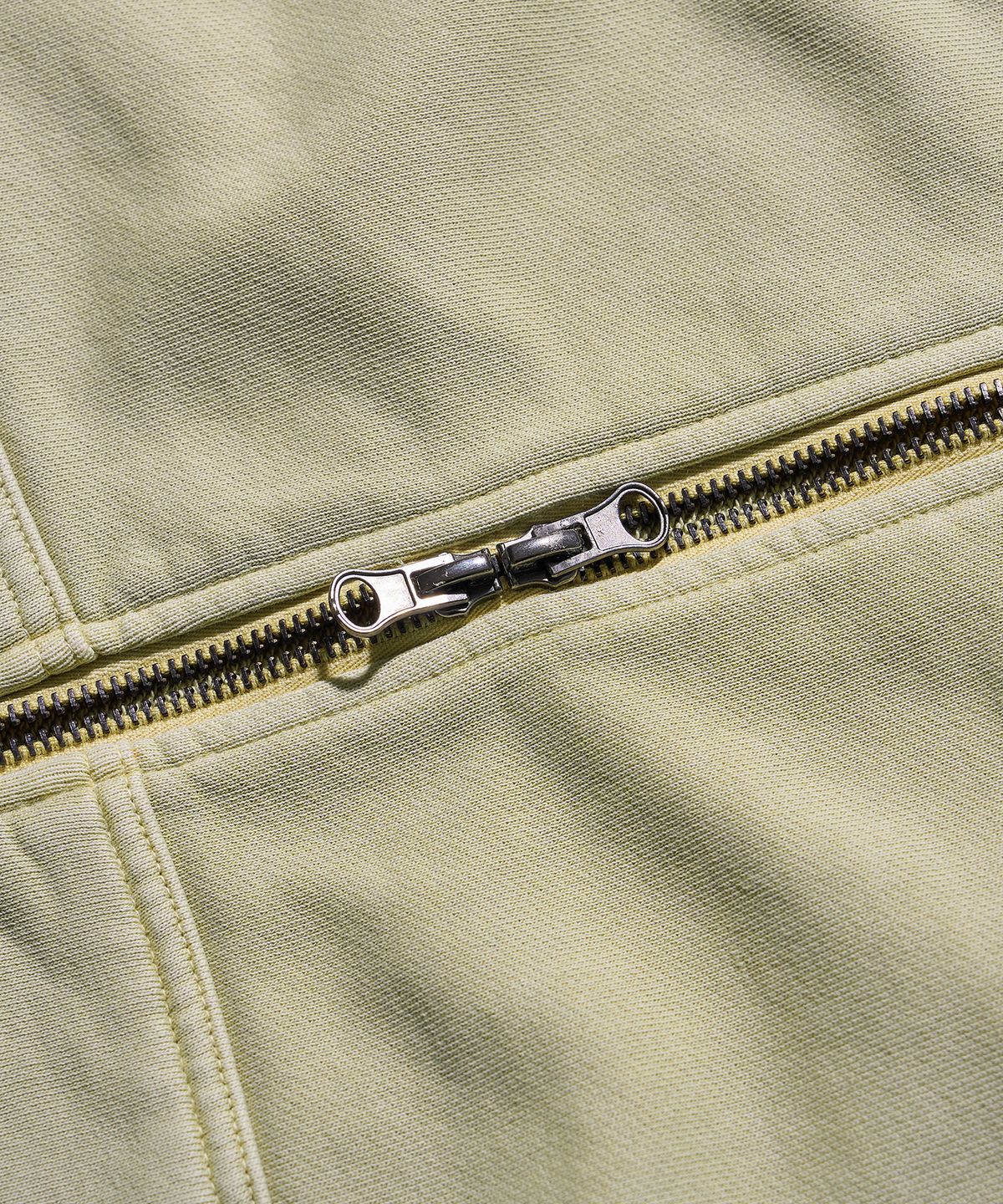 브라운브레스(BROWNBREATH) TAG PIGMENT HOOD VEST - BEIGE