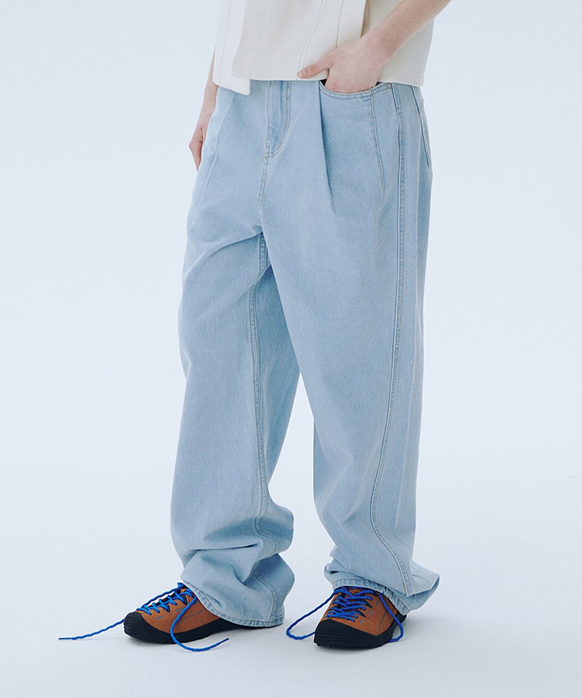 아위(AHWE) Tucked Denim Pants_LIGHT BLUE
