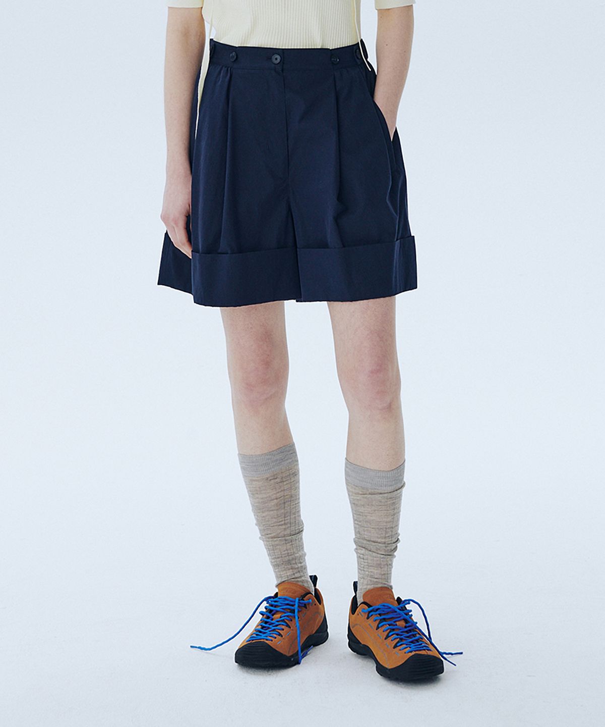 아위(AHWE) Tucked Shorts_NAVY
