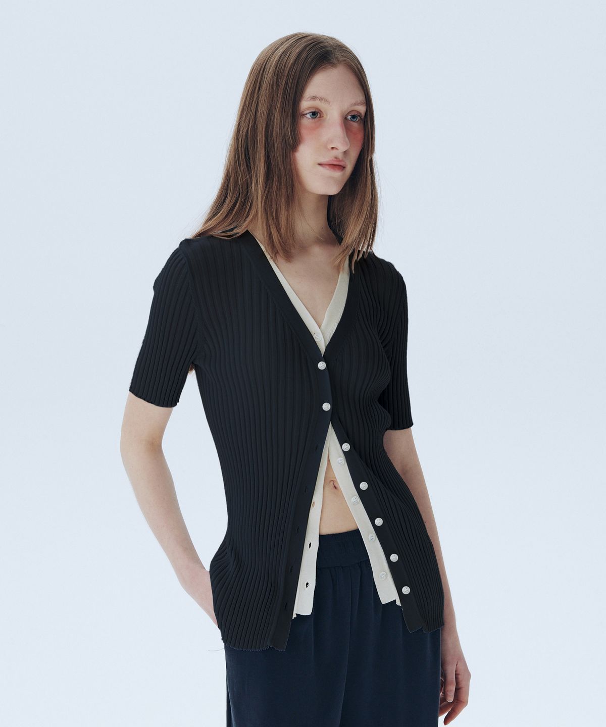 아위(AHWE) Layered V-Neck Cardigan_BLACK