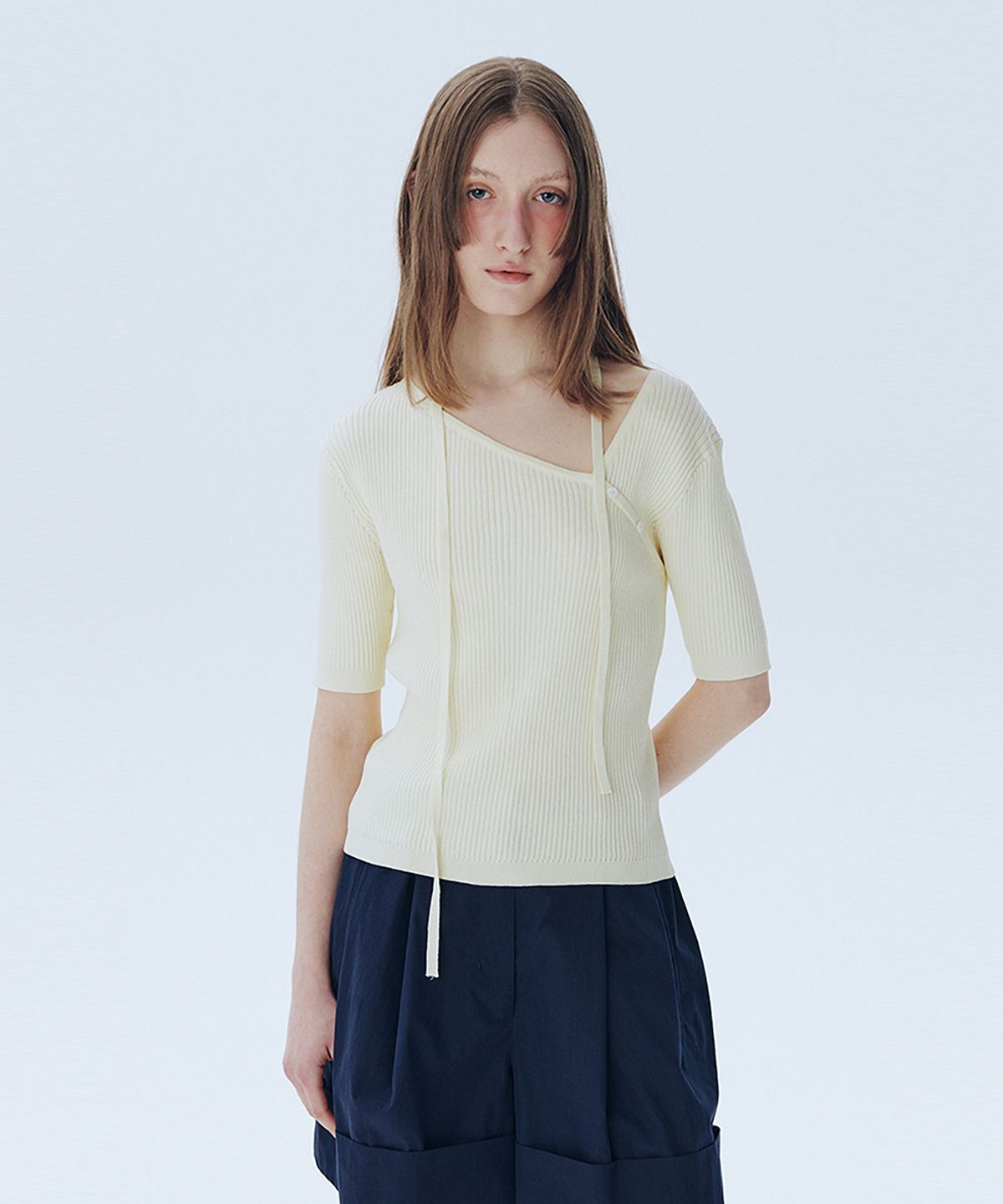 아위(AHWE) Asymmetric V-Neck Sweater_LIGHT YELLOW