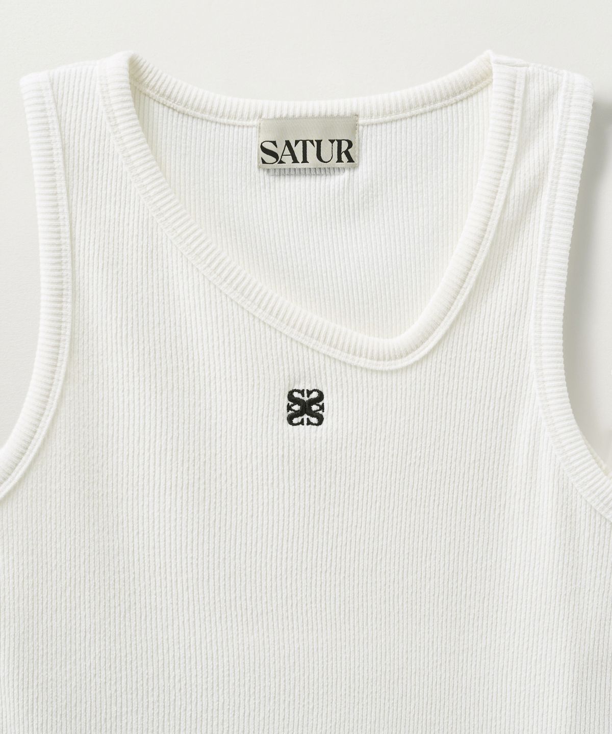 세터(SATUR) (W) 언발란스 넥 라인 레이어드 슬리브리스 탑 퓨어 화이트
