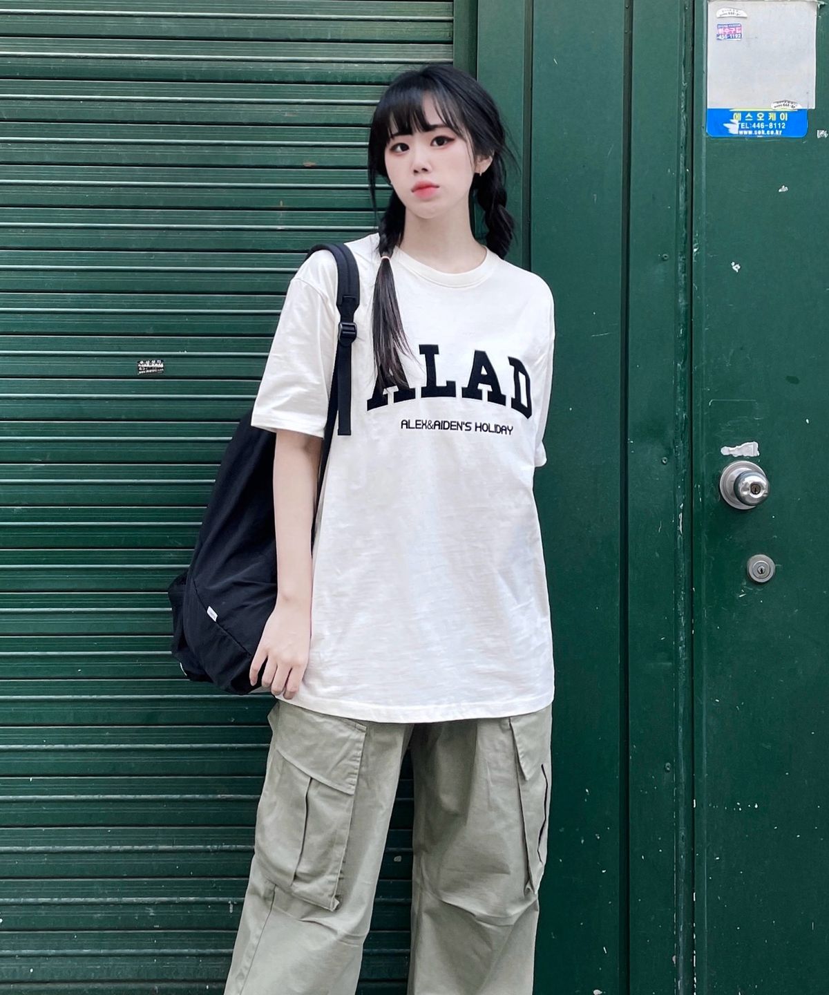 알렉스앤에이든(ALEXNAIDEN) 홀리데이 반팔티(아이보리)