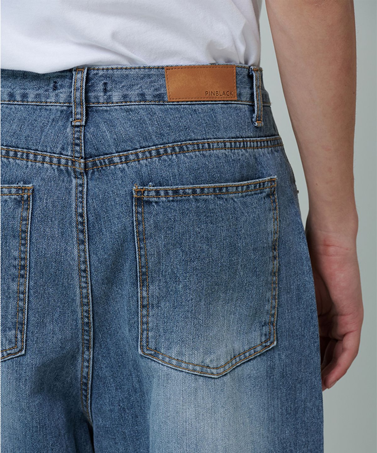 핀블랙(PINBLACK) (MEN) 릴렉스핏 워시드 데님 팬츠