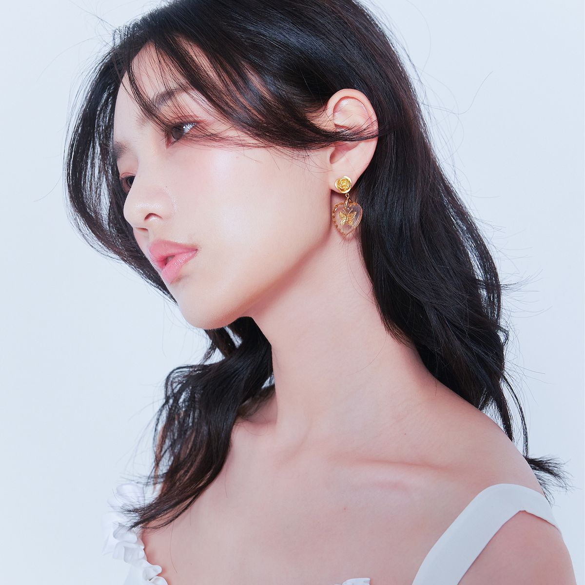러뷰이(LOVUEE) 금장미 나비 크리스탈 귀걸이