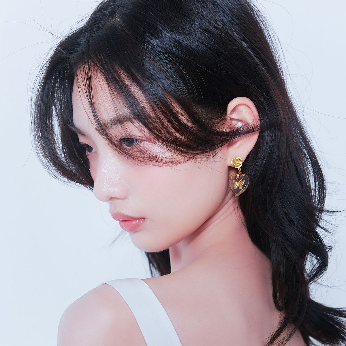 러뷰이(LOVUEE) 금장미 나비 크리스탈 귀걸이
