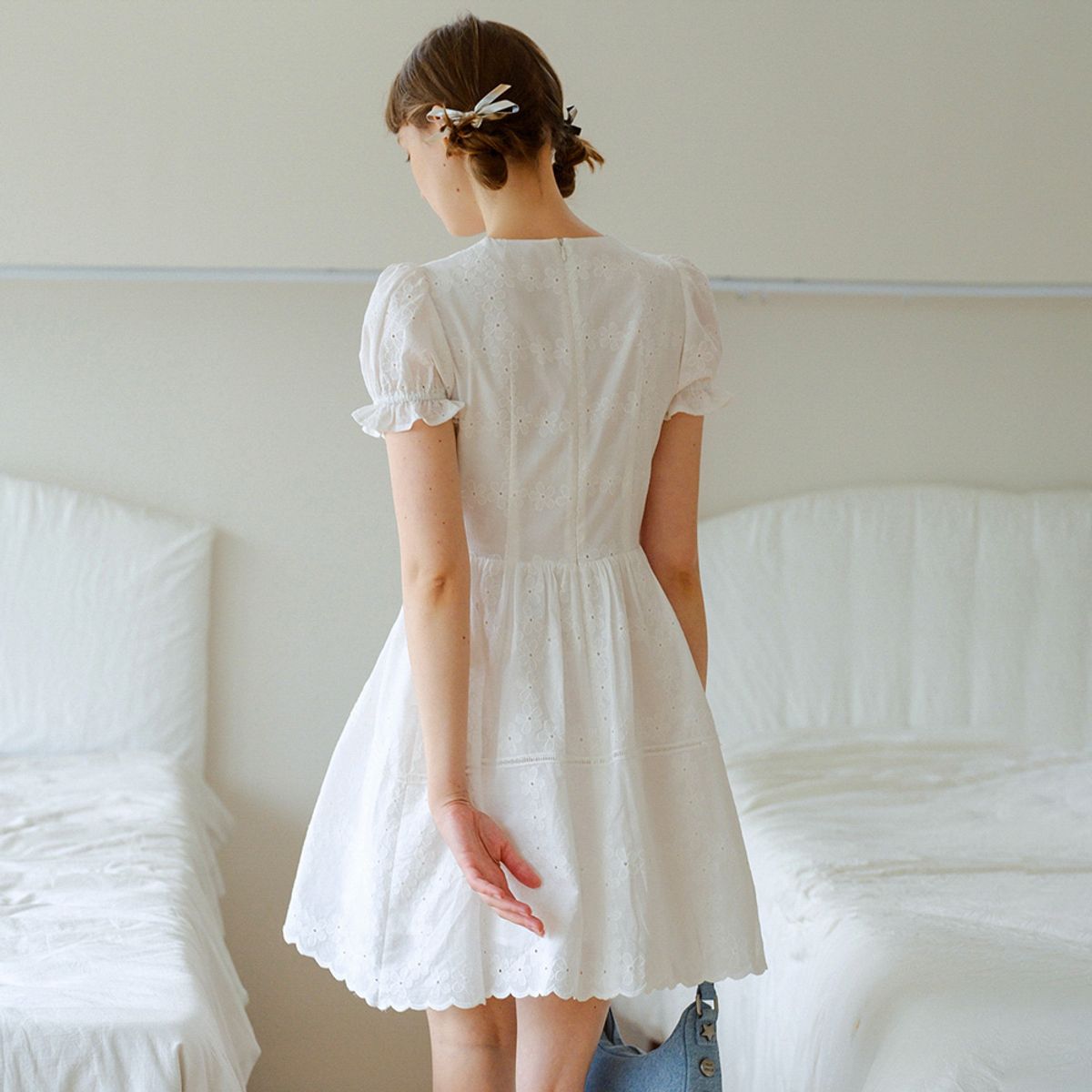 던드롭(DUNDROP) DD_Embroidery v-neck mini dress