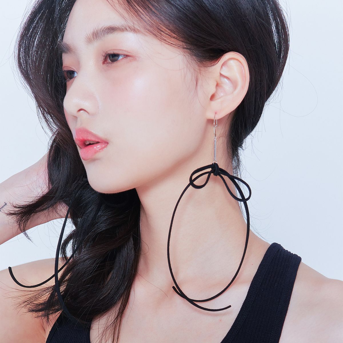 러뷰이(LOVUEE) 블랙 리본 귀걸이