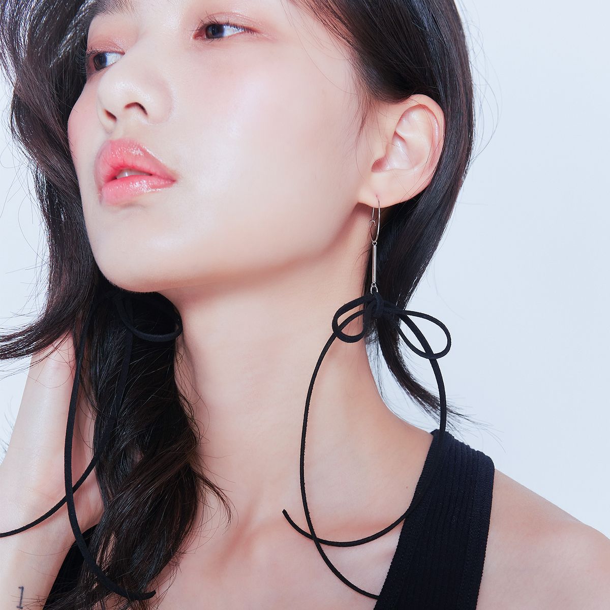 러뷰이(LOVUEE) 블랙 리본 귀걸이