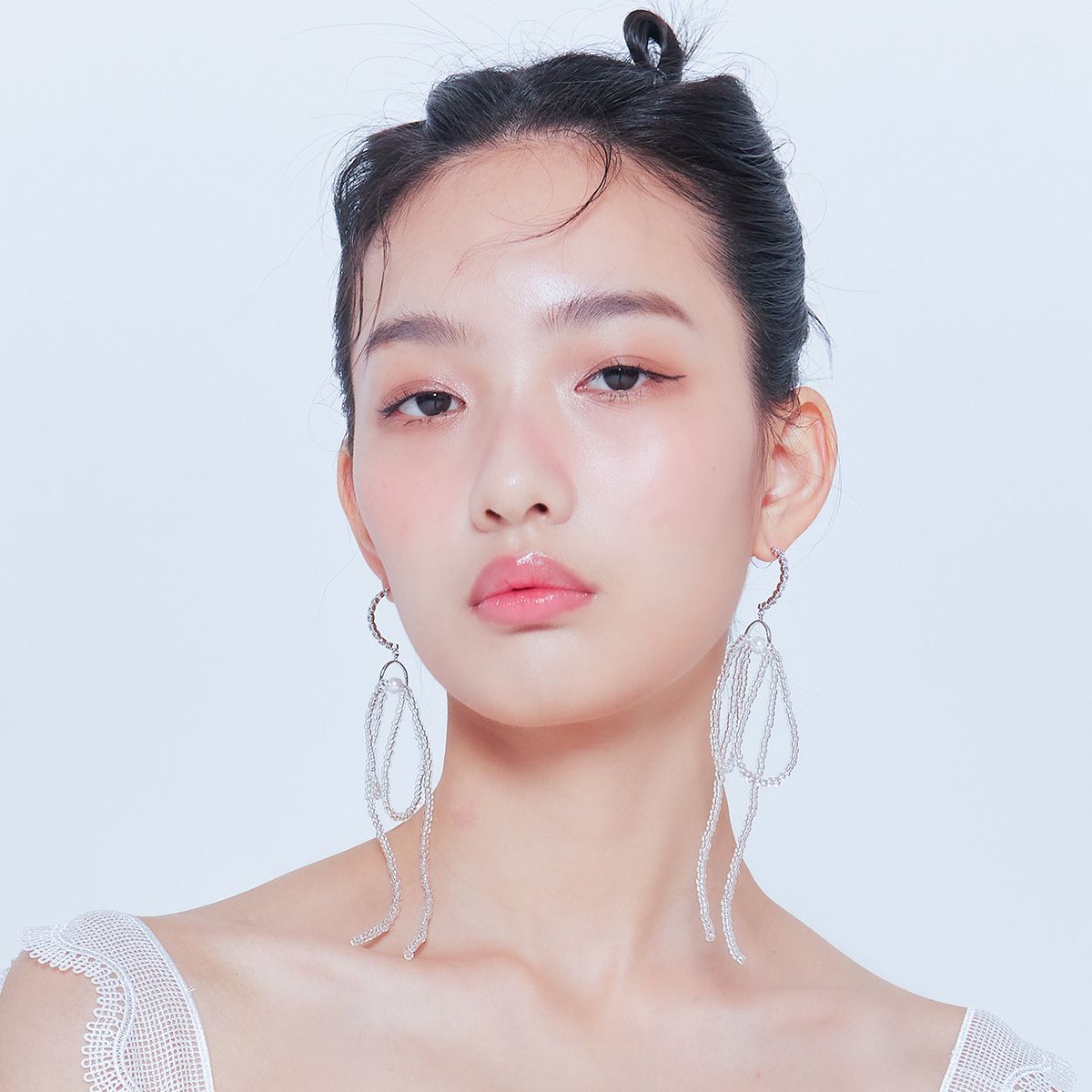 러뷰이(LOVUEE) 스파클링 리본 귀걸이