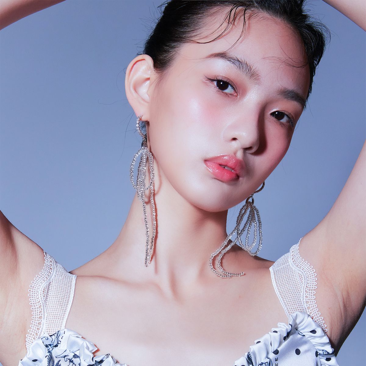 러뷰이(LOVUEE) 스파클링 리본 귀걸이