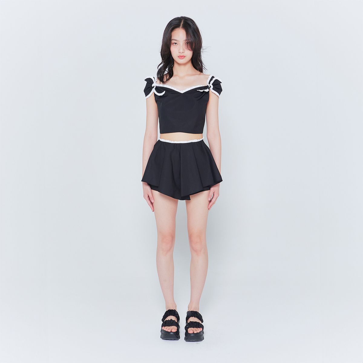 러뷰이(LOVUEE) 프릴 블랙 리본 탑