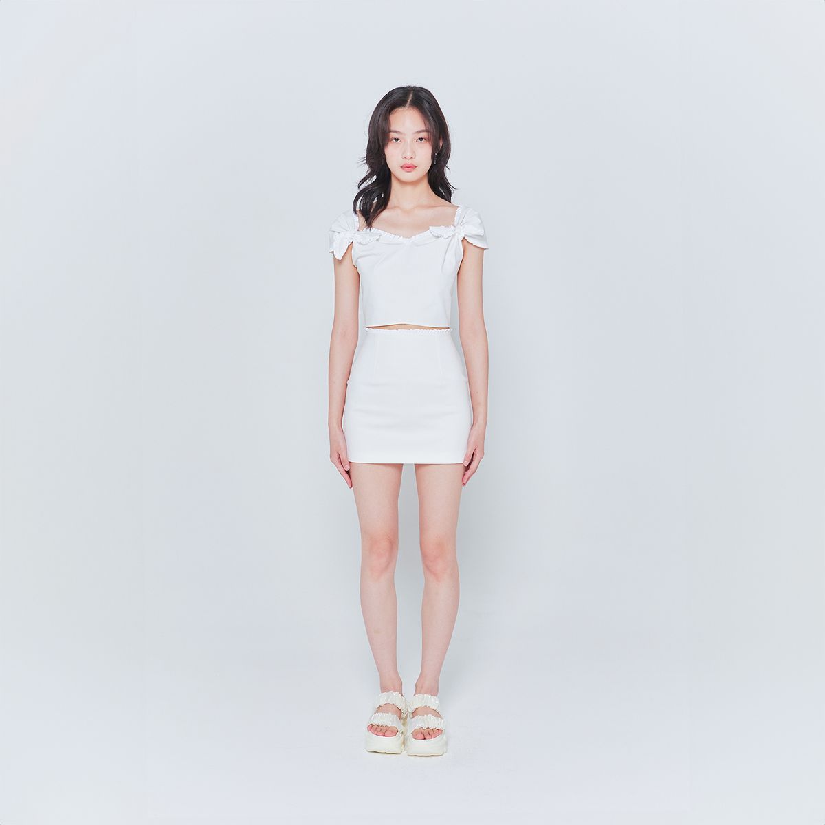 러뷰이(LOVUEE) 프릴 화이트 리본 탑