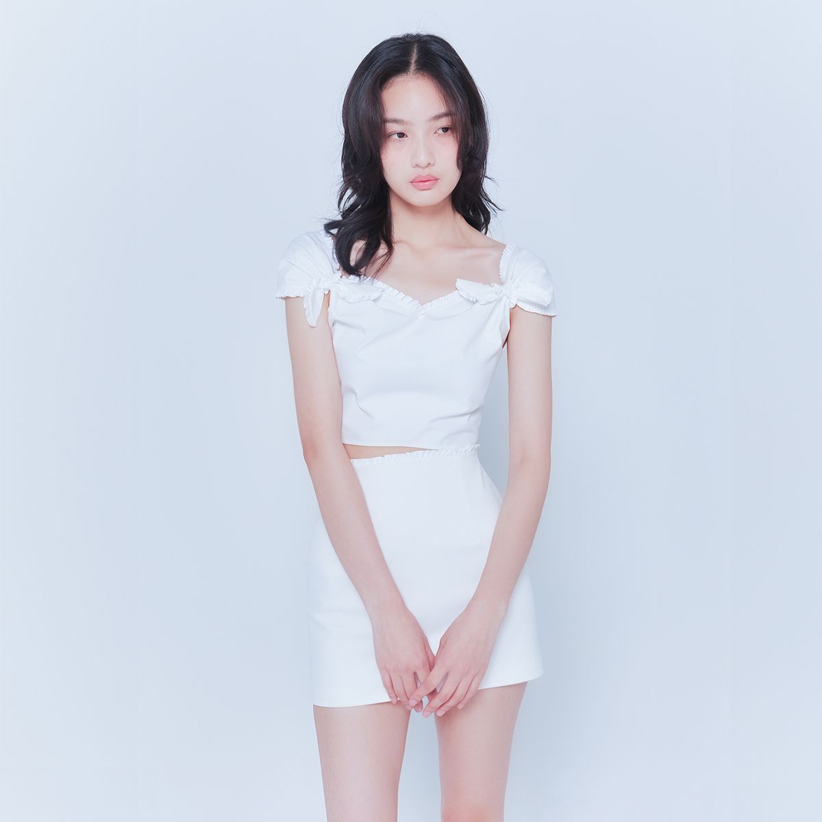 러뷰이(LOVUEE) 프릴 화이트 리본 탑
