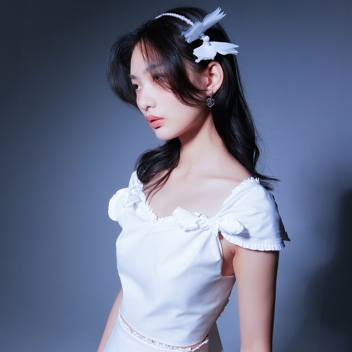 러뷰이(LOVUEE) 프릴 화이트 리본 탑